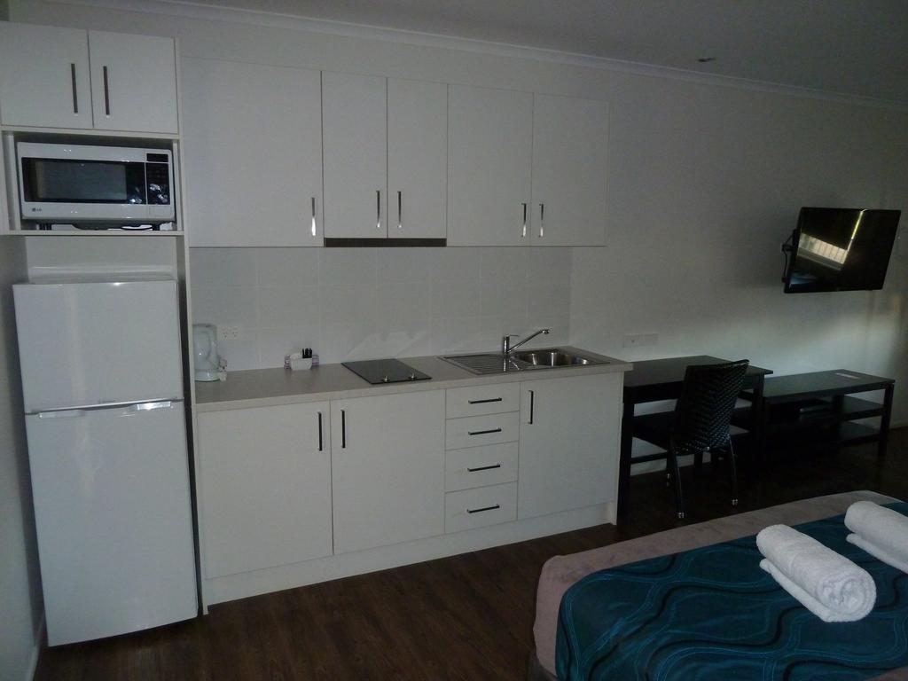 Chinchilla Tourist Park Hotell Rum bild